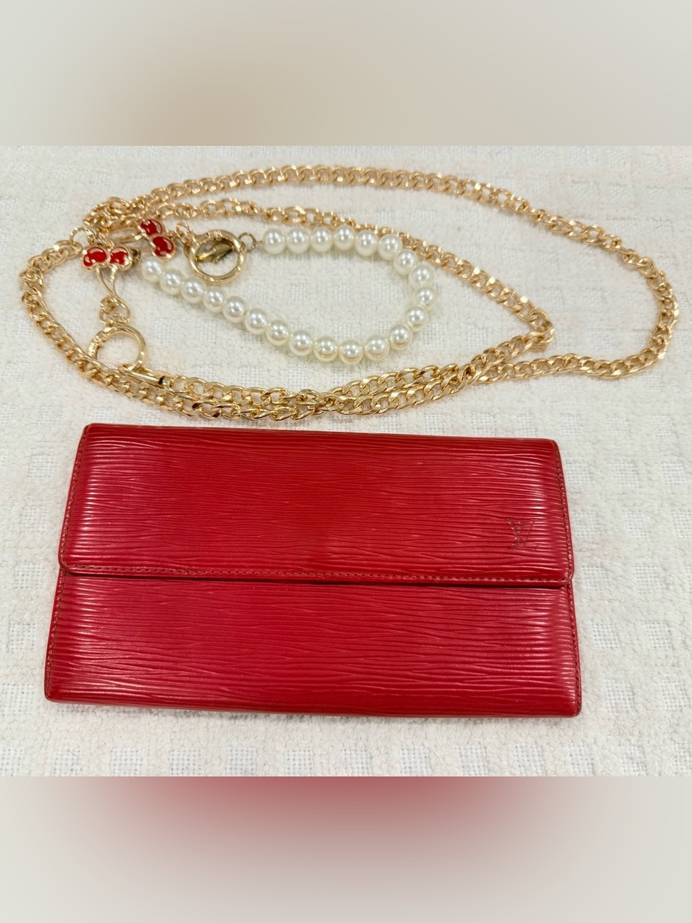 Louis Vuitton Epi Leather (long) Sarah Wallet in Brilliant Red/Red VGUC